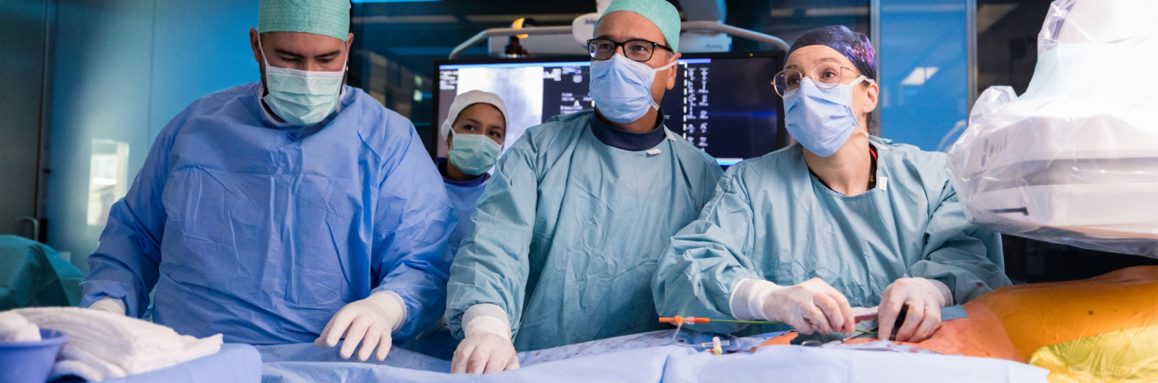 Un anévrisme complexe de l’aorte abdominale opéré avec succès par chirurgie endovasculaire au CHL
